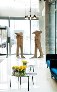 Rzeźby „Parys” i „Odys” można oglądać w lobby apartamentowca Cosmopolitan w Warszawie
